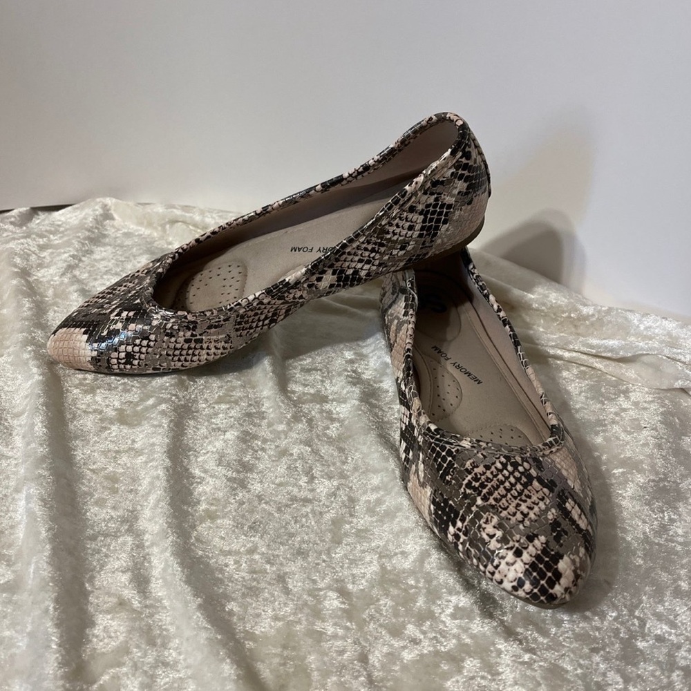 Women’s Snake Print Ballet Flats - Beige/Tan
